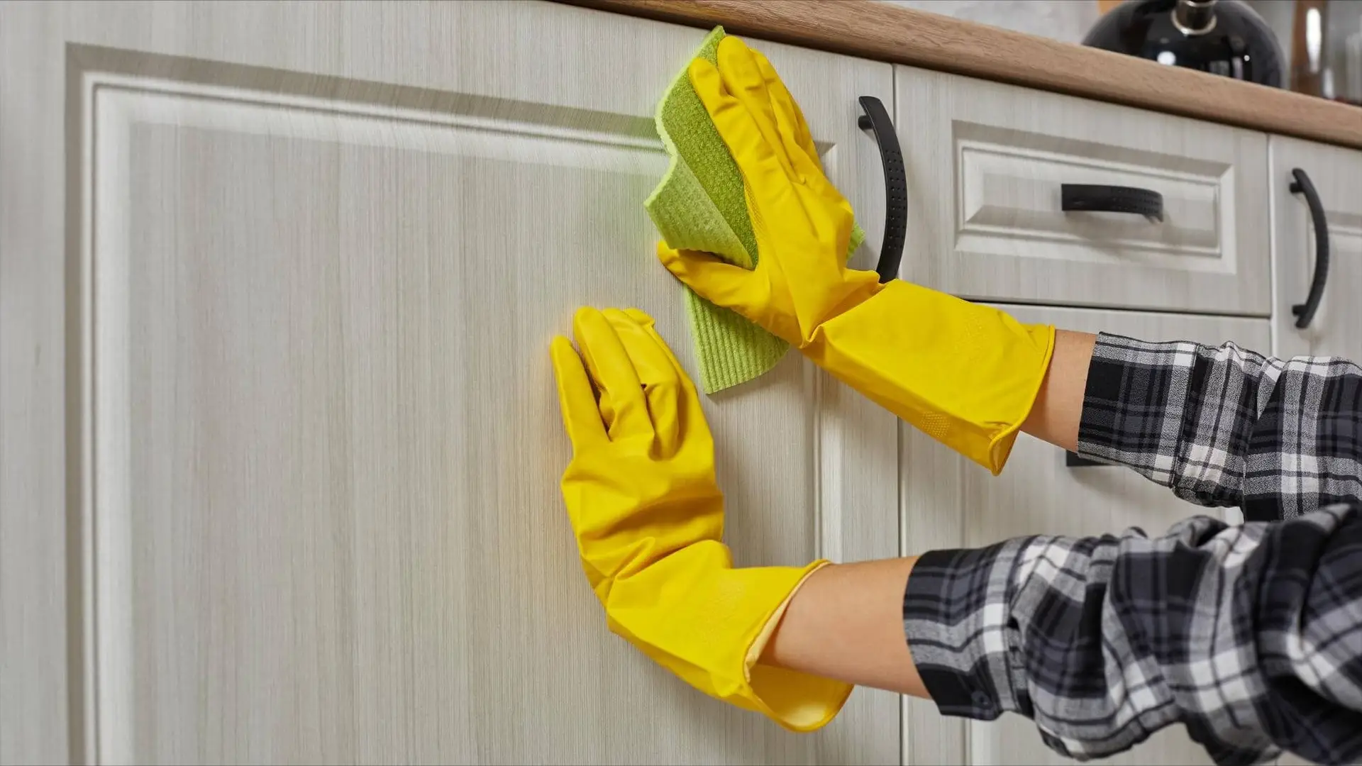 deep cleaning apartment