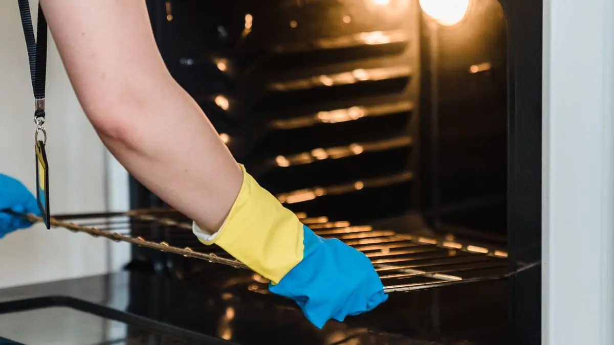 Cleaning a kitchen garbage disposal
